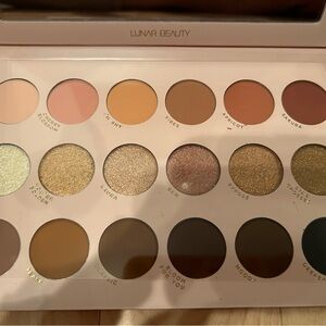 Lunar Beauty - Nude Prism Eyeshadow Palette